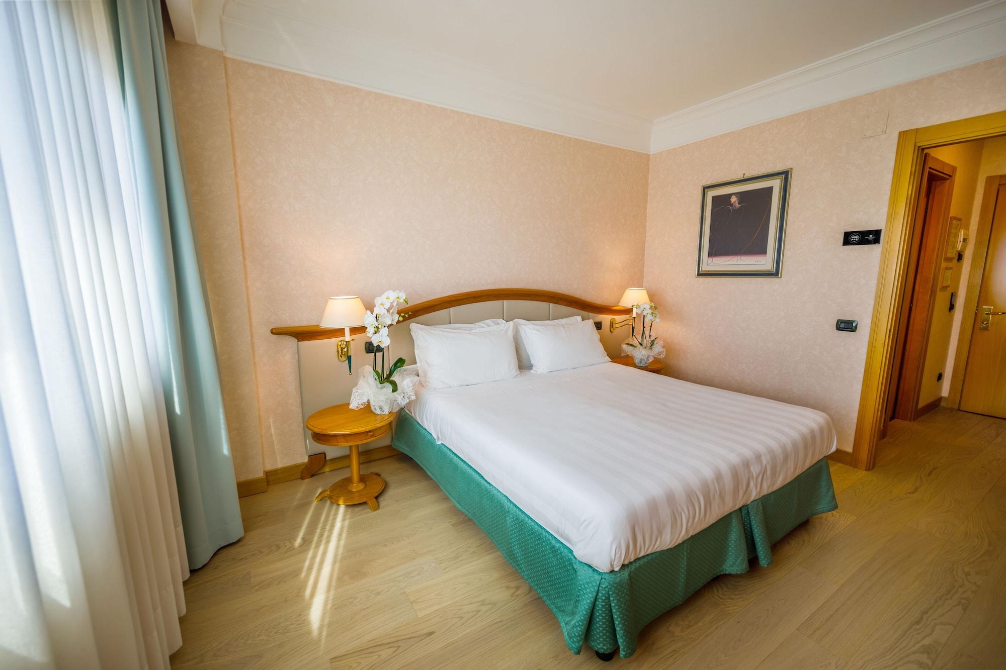 Plaza Hotel 4*
