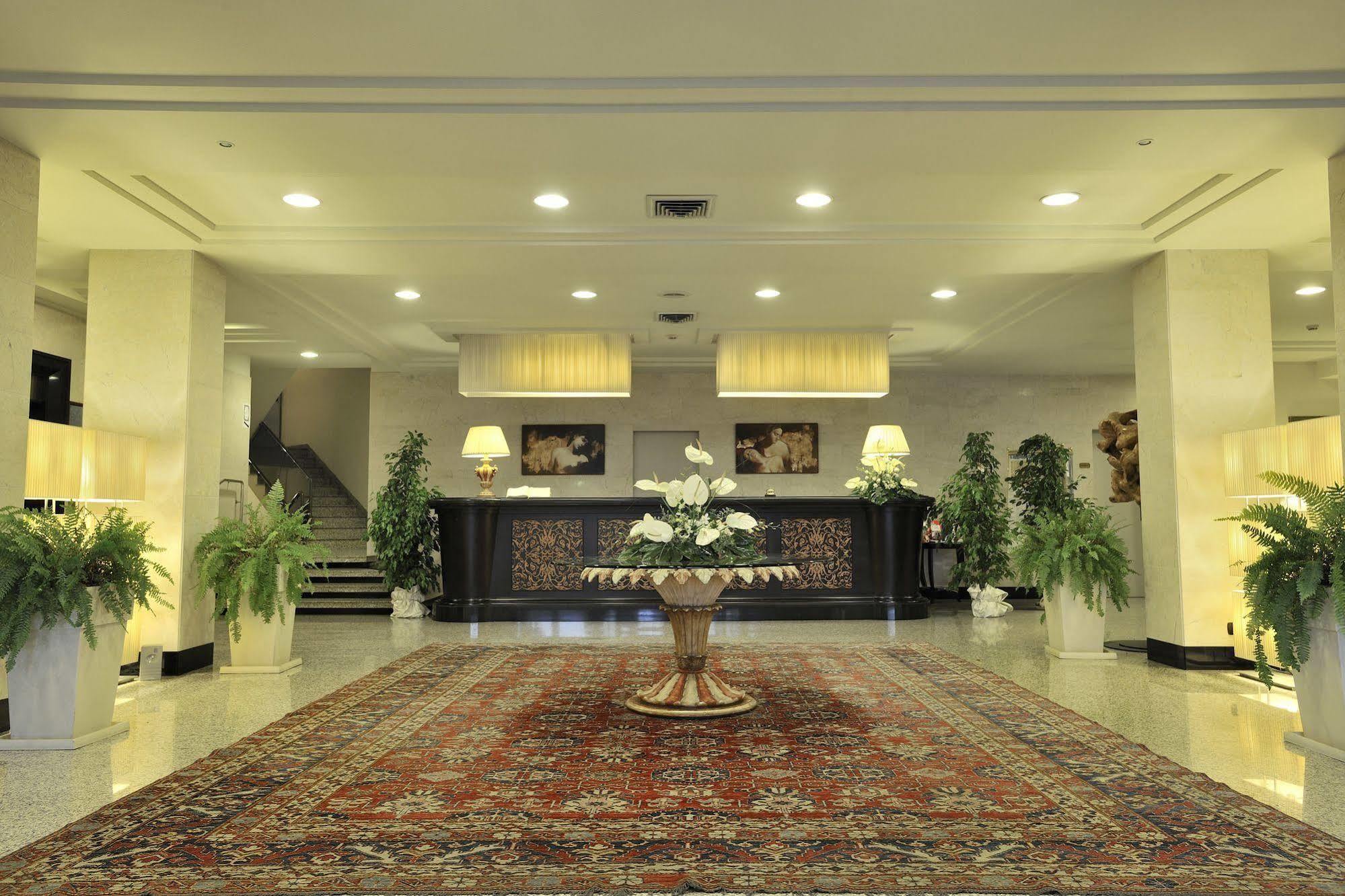 Plaza Hotel 4*